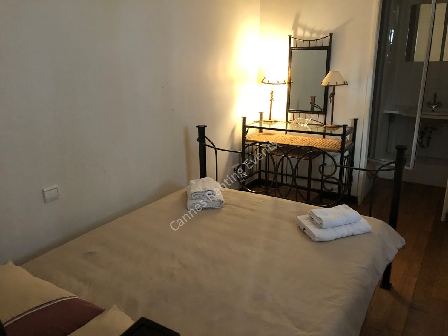 2nd bedroom with double bed.
