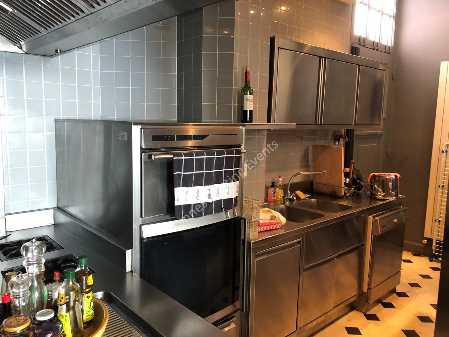 Fully equipped large kitchen.